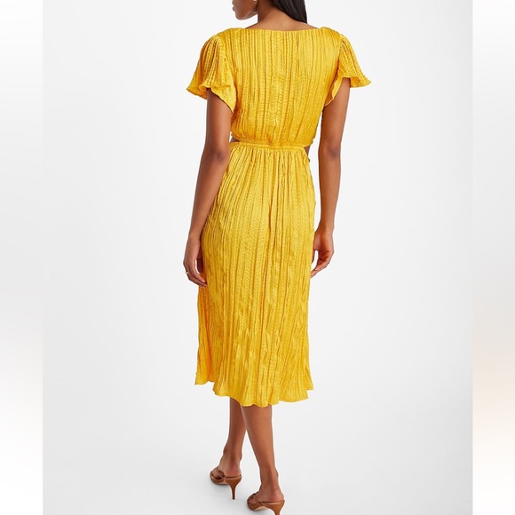 🔥NWT🔥 EXPRESS YELLOW Satin V-Neck Flutter Sleeve Pleated Cutout Midi Dress - Picture 5 of 8